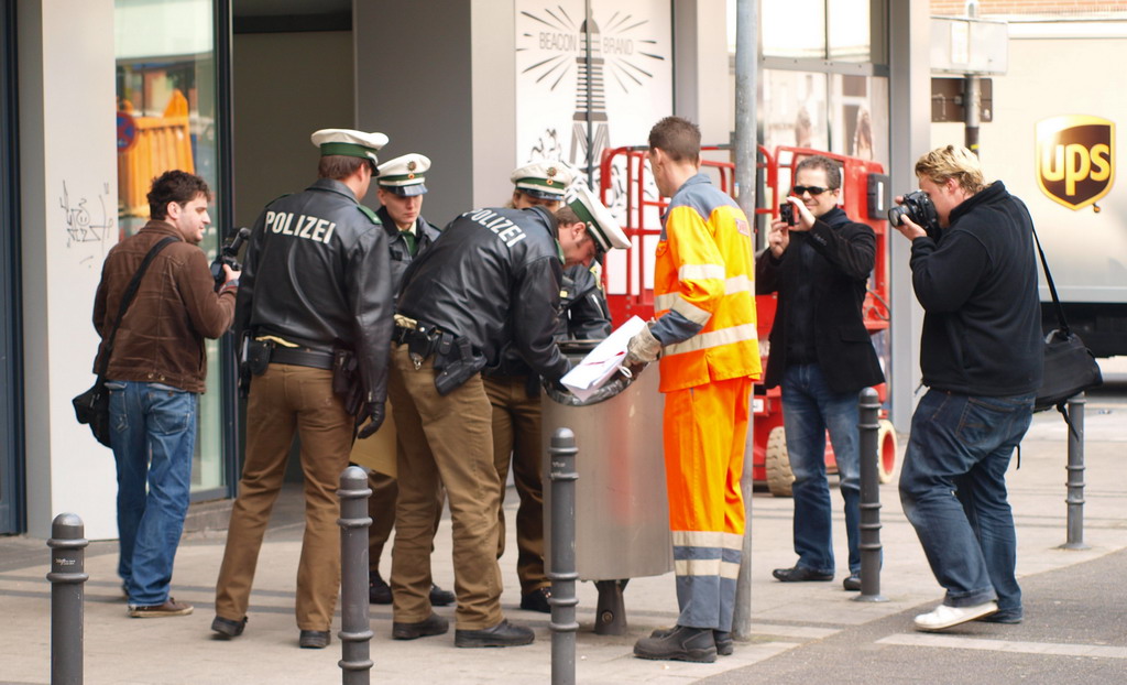 Suchmassnahmen am Koelner Neumarkt nach Raubueberfall im Parkhaus Wolfstr P15.JPG